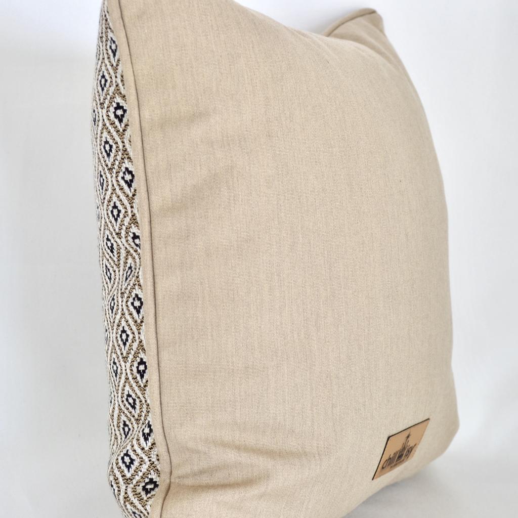 Rückseite: Beiges Kissen Sunbrella KOMO RAFFIA wetterfest für Outdoor und Indoor hergestellt von chillisy in Deutschland.