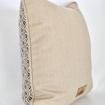 Rückseite: Beiges Kissen Sunbrella KOMO RAFFIA wetterfest für Outdoor und Indoor hergestellt von chillisy in Deutschland.