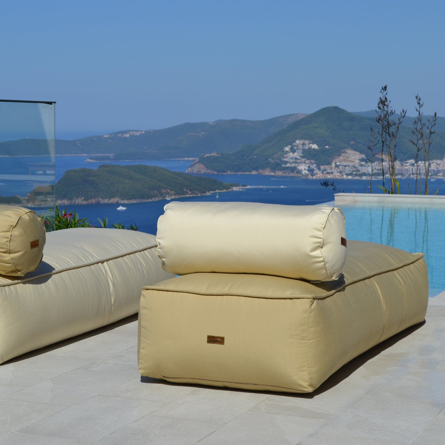 Outdoor Liege Daybed Lounger in der Farbe Butter Karamell Beige