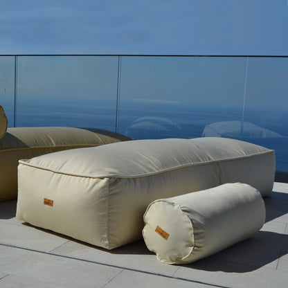 Loungebett mit Nackenrolle in der Farbe Canvas mit den Abmessungen 200x70x35 cm von chillisy hergestellt in Deutschland.
