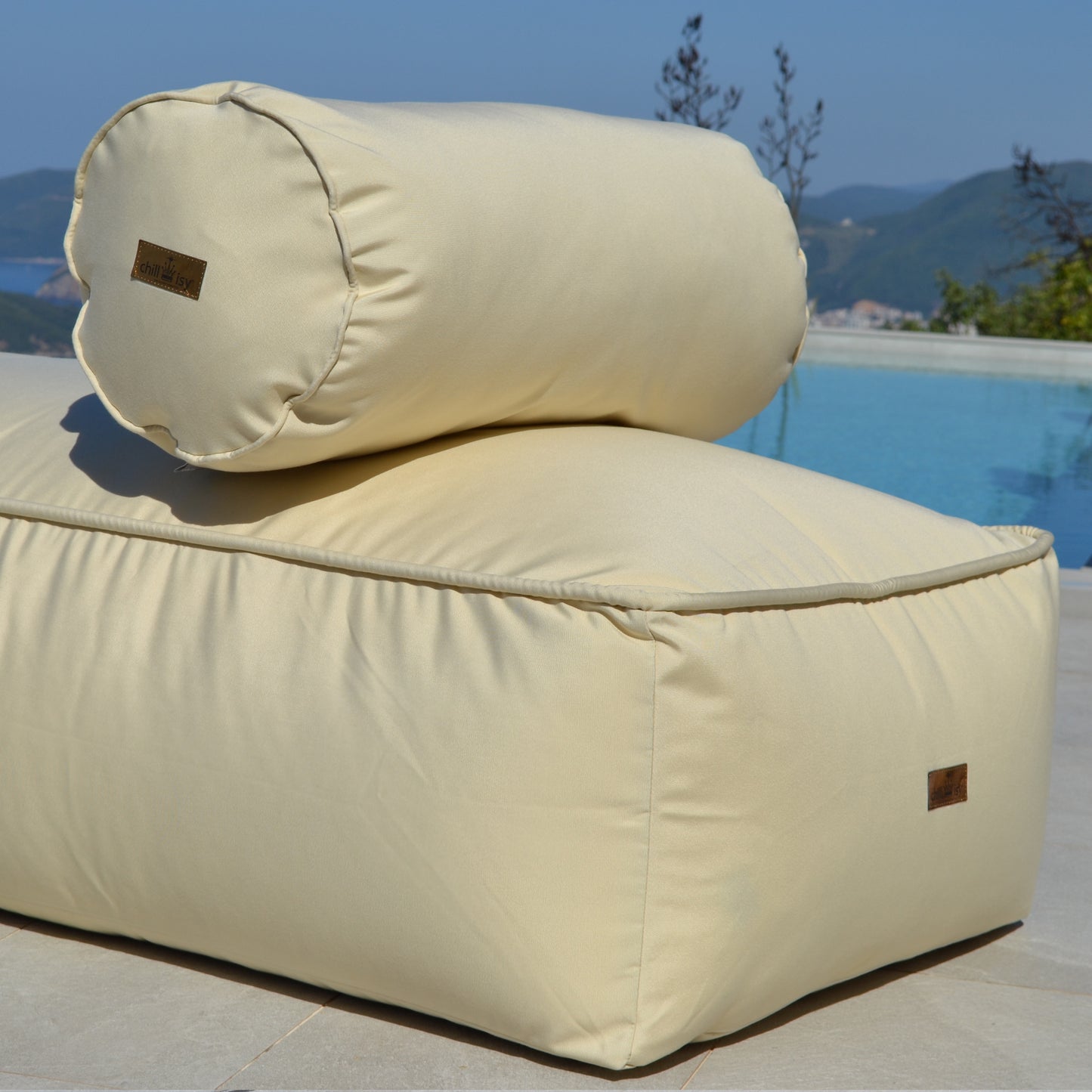 Luxus Loungebett mit Nackenrolle für den Outdoorbereich hergestellt in Deutschland von chillisy.