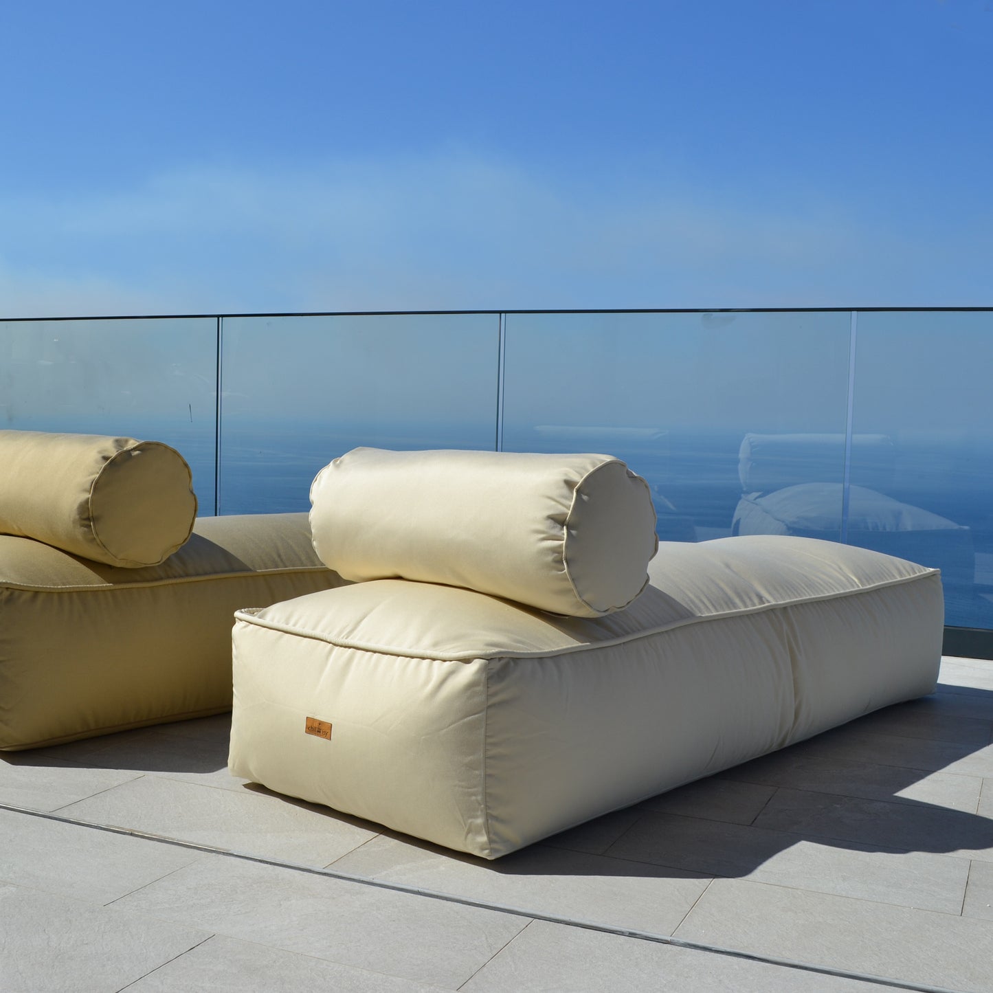 Loungebett Outdoor mit Nackenrolle, Farbe: Canvas und Butter Karamell Gold, 200x70x35 cm, Marke: chillisy. Hergestellt in Deutschland