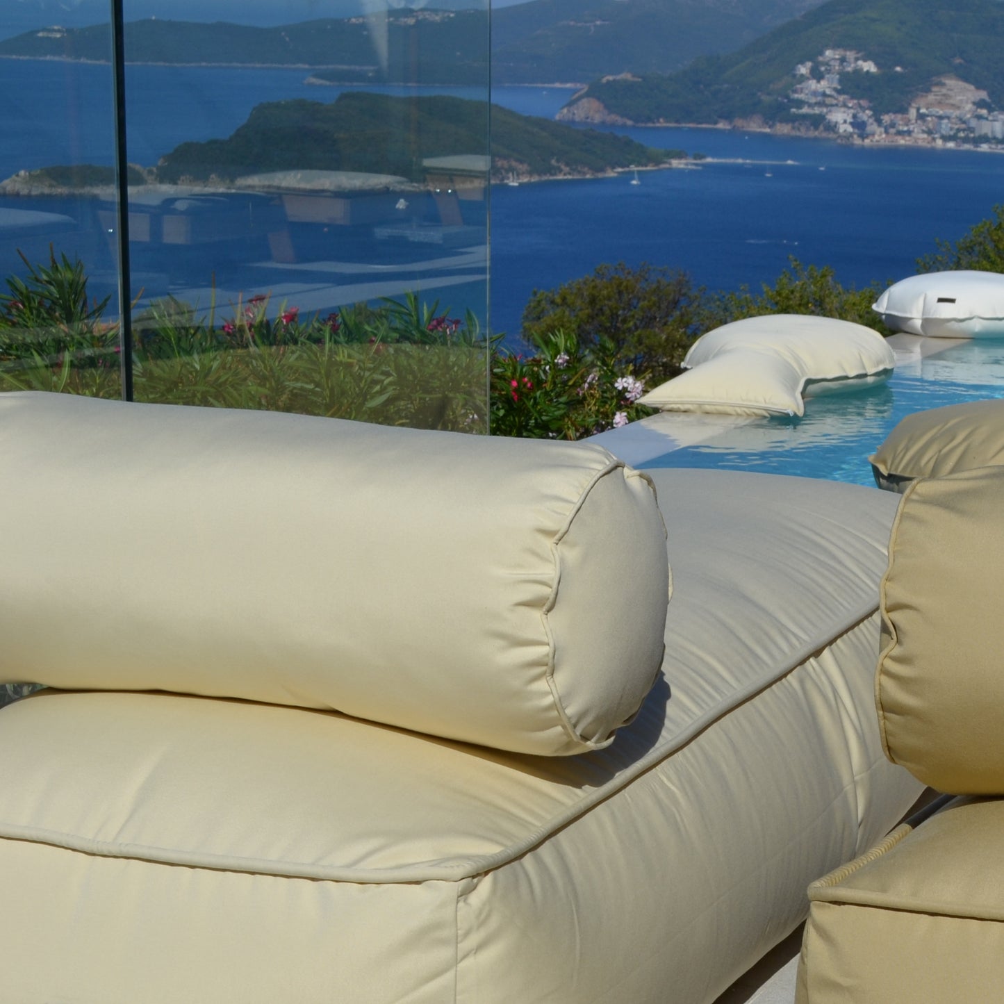 Loungebett mit Nackenrolle in der Farbe Canvas in der Größe 200x70x35 cmvon chillisy fotografiert in Montenegro mit Blick auf das Meer bei Budva.