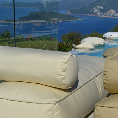 Loungebett mit Nackenrolle in der Farbe Canvas in der Größe 200x70x35 cmvon chillisy fotografiert in Montenegro mit Blick auf das Meer bei Budva.
