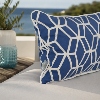 Outdoor Designer Kissen Blau Weiß mit geometrischen Muster und edler weißer Kederumrandung im Detail von chillisy hergestellt in Deutschland.