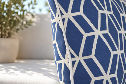 Detail des chillisy Outdoor Kissens in Blau Weiß mit geometrischem Muster und weißer Kederumrandung.