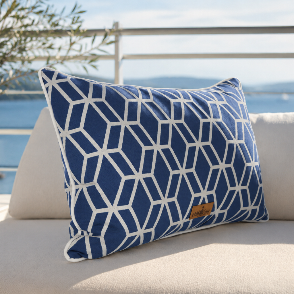 Blau-weißes Outdoor-Designerkissen 60x40 cm mit modernem geometrischem Hexagon-Muster, weißer Kederumrandung und chillisy®-Logo – hochwertiges Gartenkissen für Terrasse, Balkon und Lounge. Made in Germany.