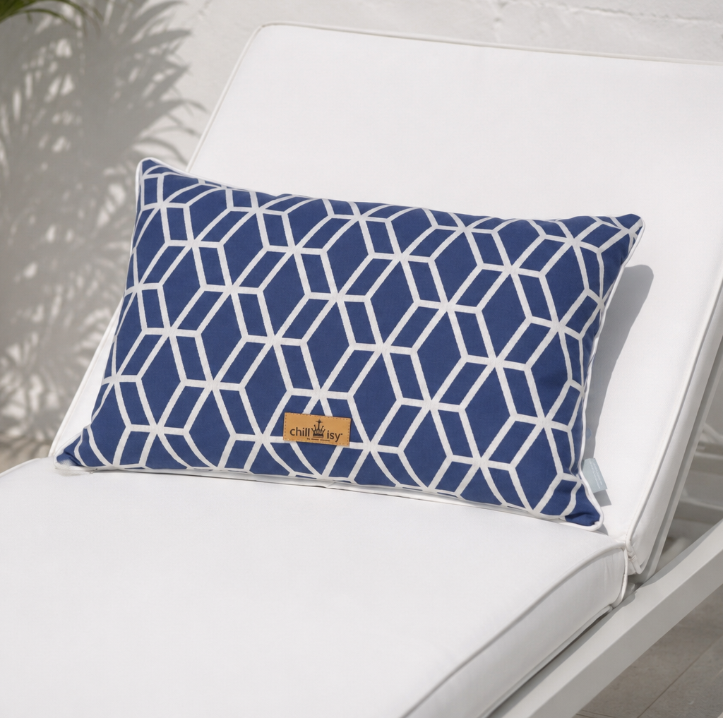 Blau-weißes Outdoor-Designerkissen 60x40 cm mit modernem geometrischem Hexagon-Muster, weißer Kederumrandung und chillisy®-Logo – hochwertiges Gartenkissen für Terrasse, Balkon und Lounge.