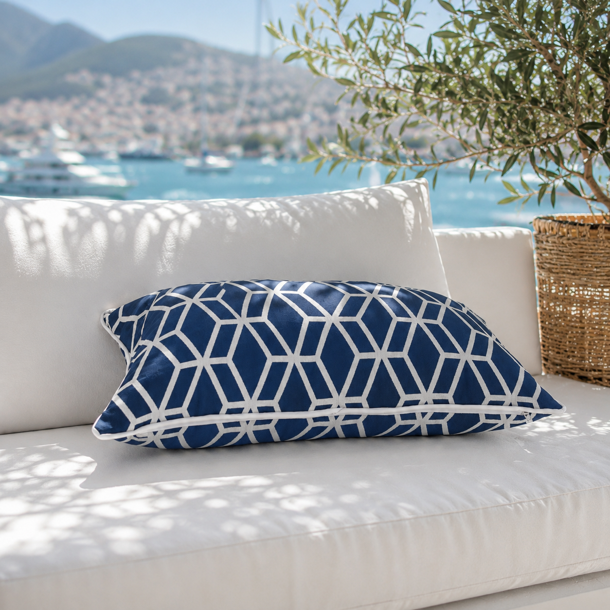 Blau-weißes Outdoor-Designerkissen mit modernem geometrischem Hexagon-Muster, weißer Kederumrandung und chillisy®-Logo – hochwertiges Gartenkissen für Terrasse, Balkon und Lounge.