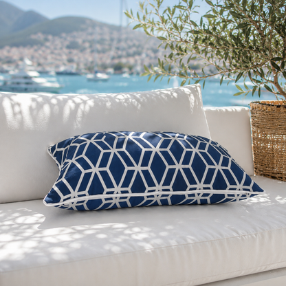 Blau-weißes Outdoor-Designerkissen mit modernem geometrischem Hexagon-Muster, weißer Kederumrandung und chillisy®-Logo – hochwertiges Gartenkissen für Terrasse, Balkon und Lounge.