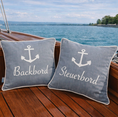 Outdoor Kissen Backbord und Steuerbord auf Segelboot vor der Lindauer Hafeneinfahrt am Bodensee mit Leuchtturm und bayerischem Löwen