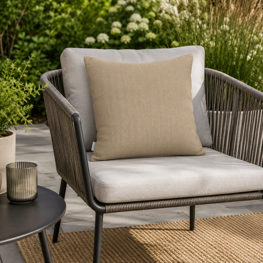 Outdoor Kissen Taupe Melange hergestellt von chillisy in Deutschland. Dargestellt auf beigem Gartenstuhl.