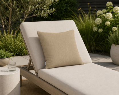 Outdoor Kissen Taupe Melange hergestellt von chillisy in Deutschland. Dargestellt auf beiger Sonnenliege.