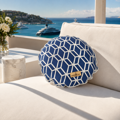 ALT-Text:

Rundes chillisy® Outdoor-Dekokissen mit blau-weißem geometrischem Würfelmuster und weißer Kederumrandung auf einer eleganten weißen Gartenlounge. Im Hintergrund ein luxuriöser Yachthafen mit türkisblauem Meer und Sonnenschein – exklusives Designerkissen für Terrasse, Balkon und Garten.