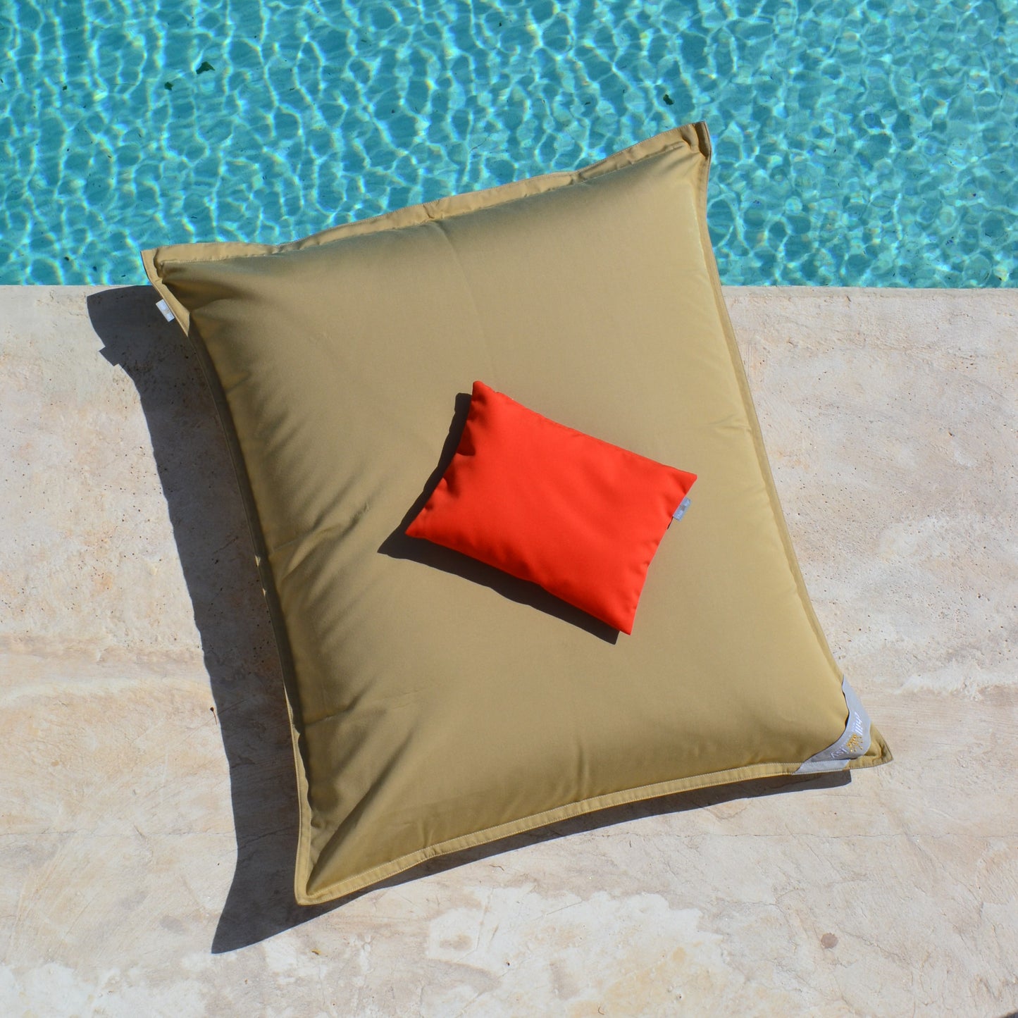 chillisy PICCOLINO Schwimmkissen und Reisekissen 30x40 cm in Hummer Orange auf einem Pool Sitzsack Junior liegend am Pool – ultraleichtes Outdoor Kissen für Pool, Strand und Reise, hergestellt in Deutschland.
