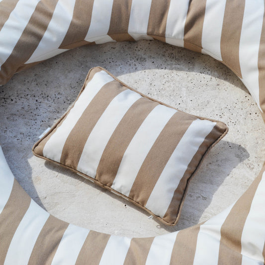 chillisy PICCOLINO Schwimmkissen und Reisekissen 30x40 cm in Beige-Creme gestreiften Design im Schwimmring Swimmy auf dem Boden liegend – ultraleichtes Outdoor Kissen für Pool, Strand und Reise, hergestellt in Deutschland.