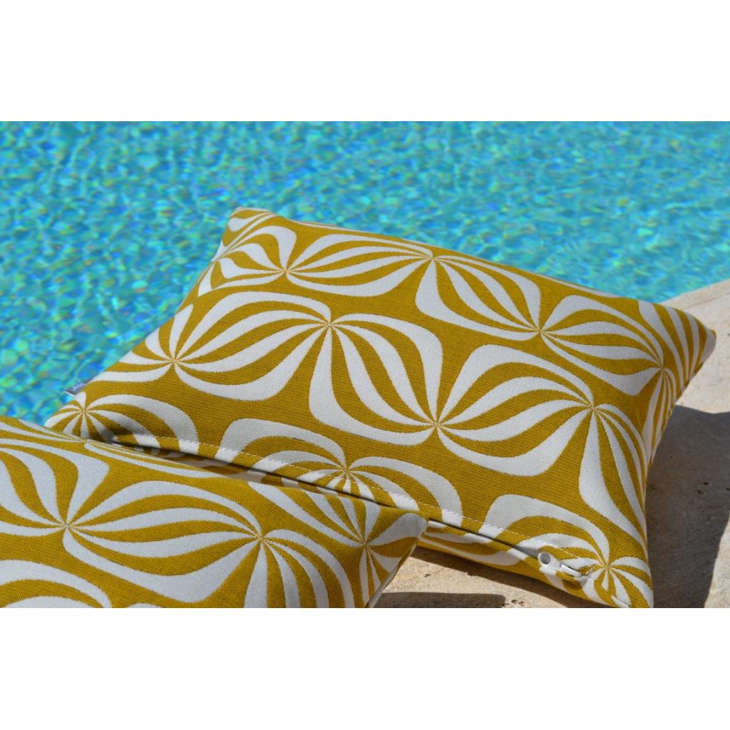Detailansicht des chillisy PICCOLINO Schwimmkissen und Reisekissen 30x40 cm im Goldfalter Design im Pool – ultraleichtes Outdoor Kissen für Pool, Strand und Reise, hergestellt in Deutschland.