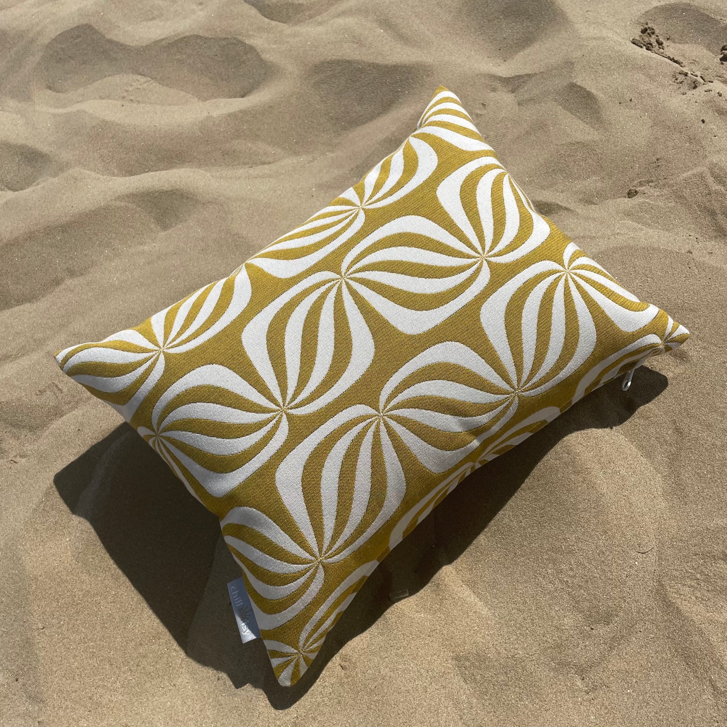 chillisy PICCOLINO Schwimmkissen und Reisekissen 30x40 cm im Goldfalter Design auf Sandstrand liegend – ultraleichtes Outdoor Kissen für Pool, Strand und Reise, hergestellt in Deutschland.