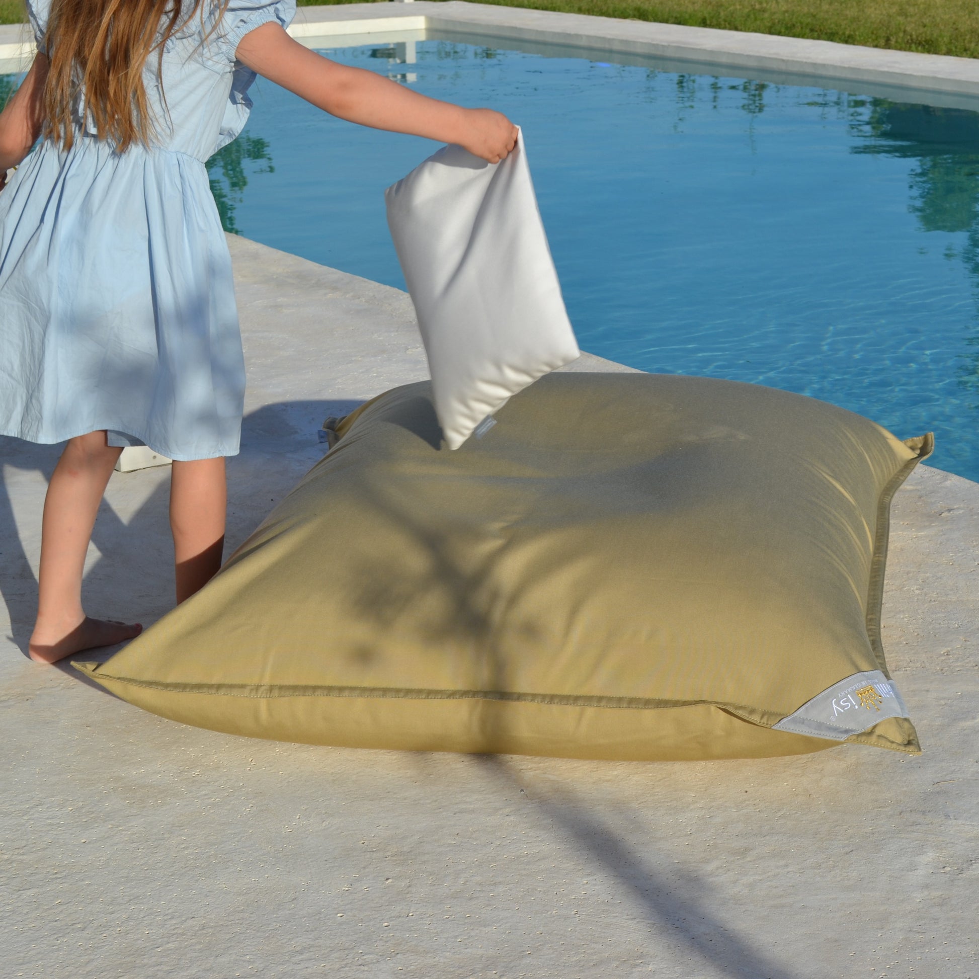 chillisy PICCOLINO Schwimmkissen und Reisekissen 30x40 cm in Weiß von einem Mädchen auf einen Pool Sitzsack Junior legend am Pool – ultraleichtes Outdoor Kissen für Pool, Strand und Reise, hergestellt in Deutschland.
