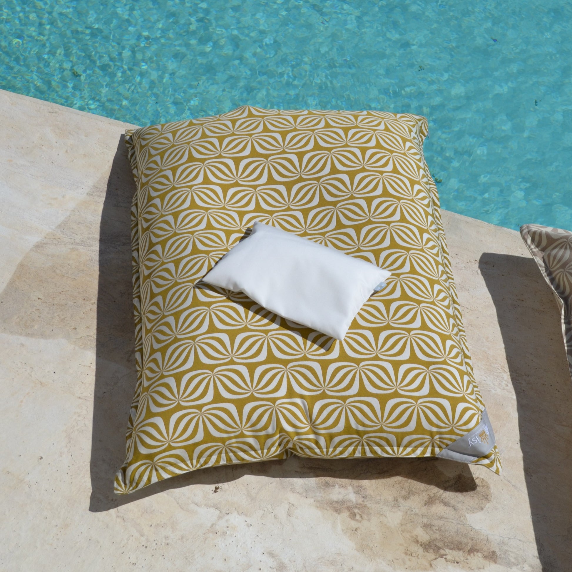 chillisy PICCOLINO Schwimmkissen und Reisekissen 30x40 cm in Weiß auf einem Pool Sitzsack Goldfalter von chillisy liegend am Pool – ultraleichtes Outdoor Kissen für Pool, Strand und Reise, hergestellt in Deutschland.