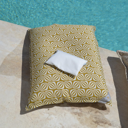 chillisy PICCOLINO Schwimmkissen und Reisekissen 30x40 cm in Weiß auf einem Pool Sitzsack Goldfalter von chillisy liegend am Pool – ultraleichtes Outdoor Kissen für Pool, Strand und Reise, hergestellt in Deutschland.