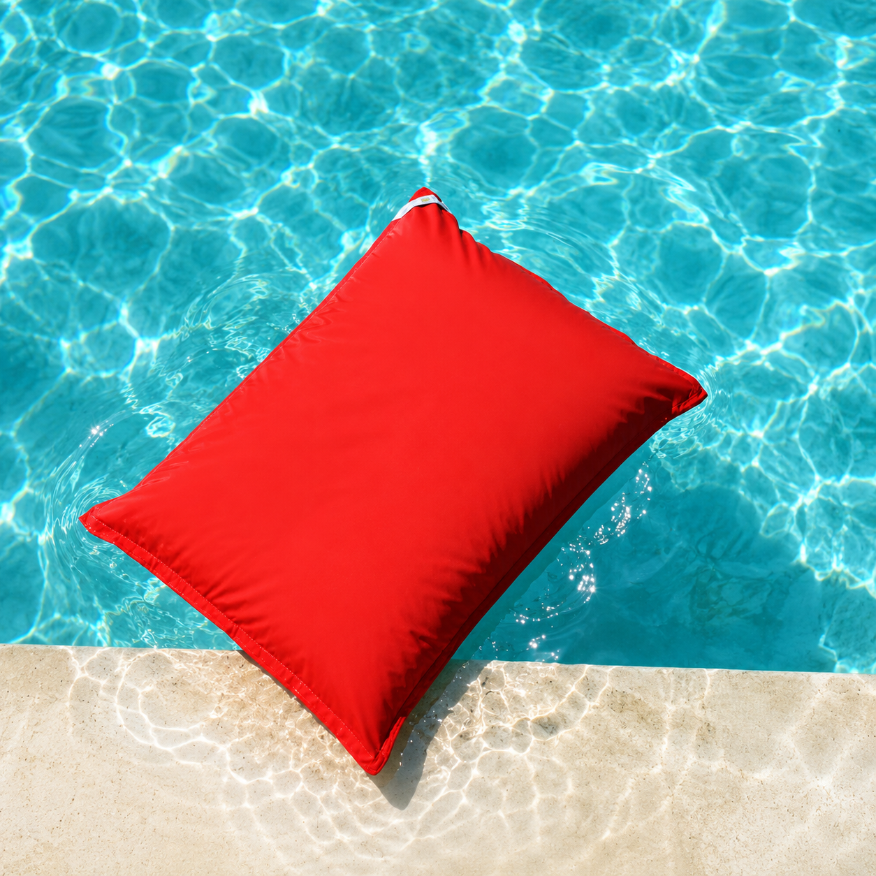 Roter Pool Sitzsack mit wasserdichten Innenkern von chillisy hergestellt in Deutschland. Garantie 5 Jahre. Absolut witterungsbeständig.
