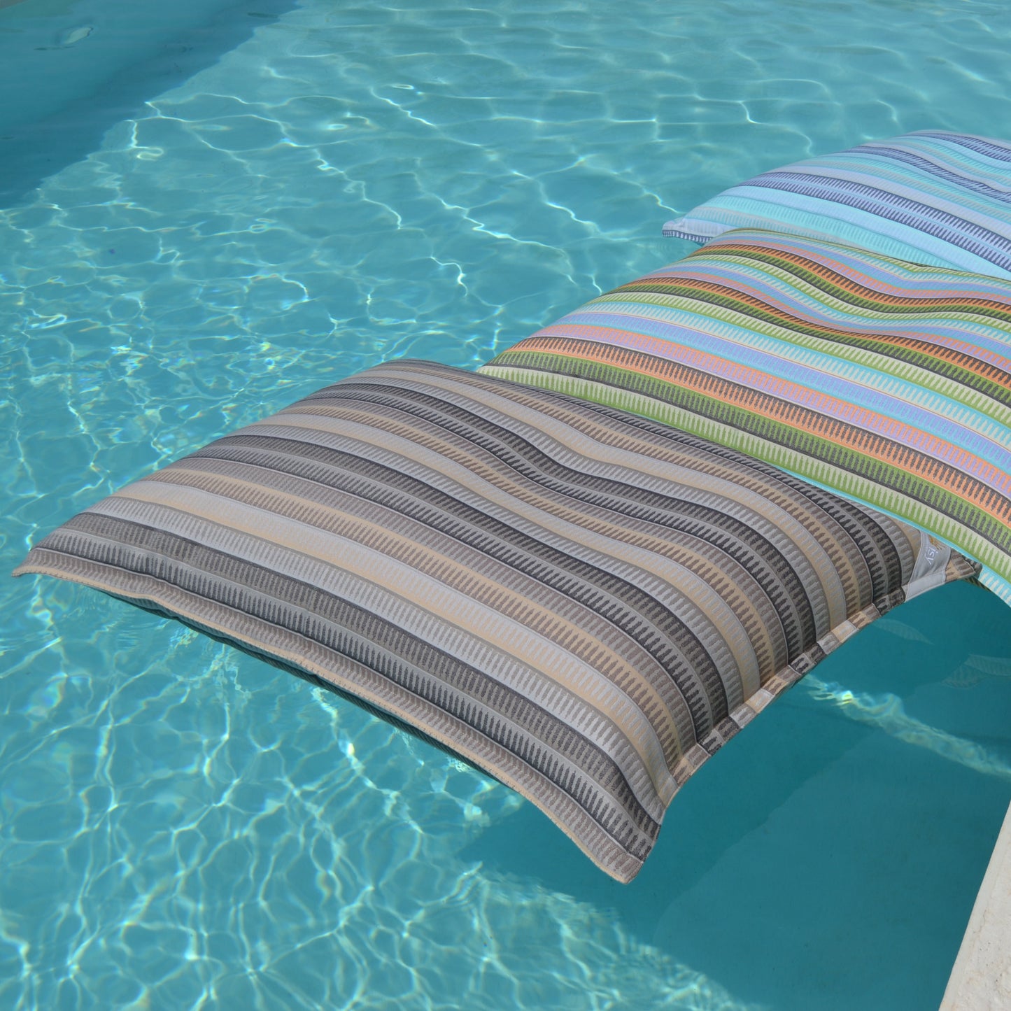 Pool Sitzsack Menorca von chillisy, Farben: Beige und Taupe Erdtöne.