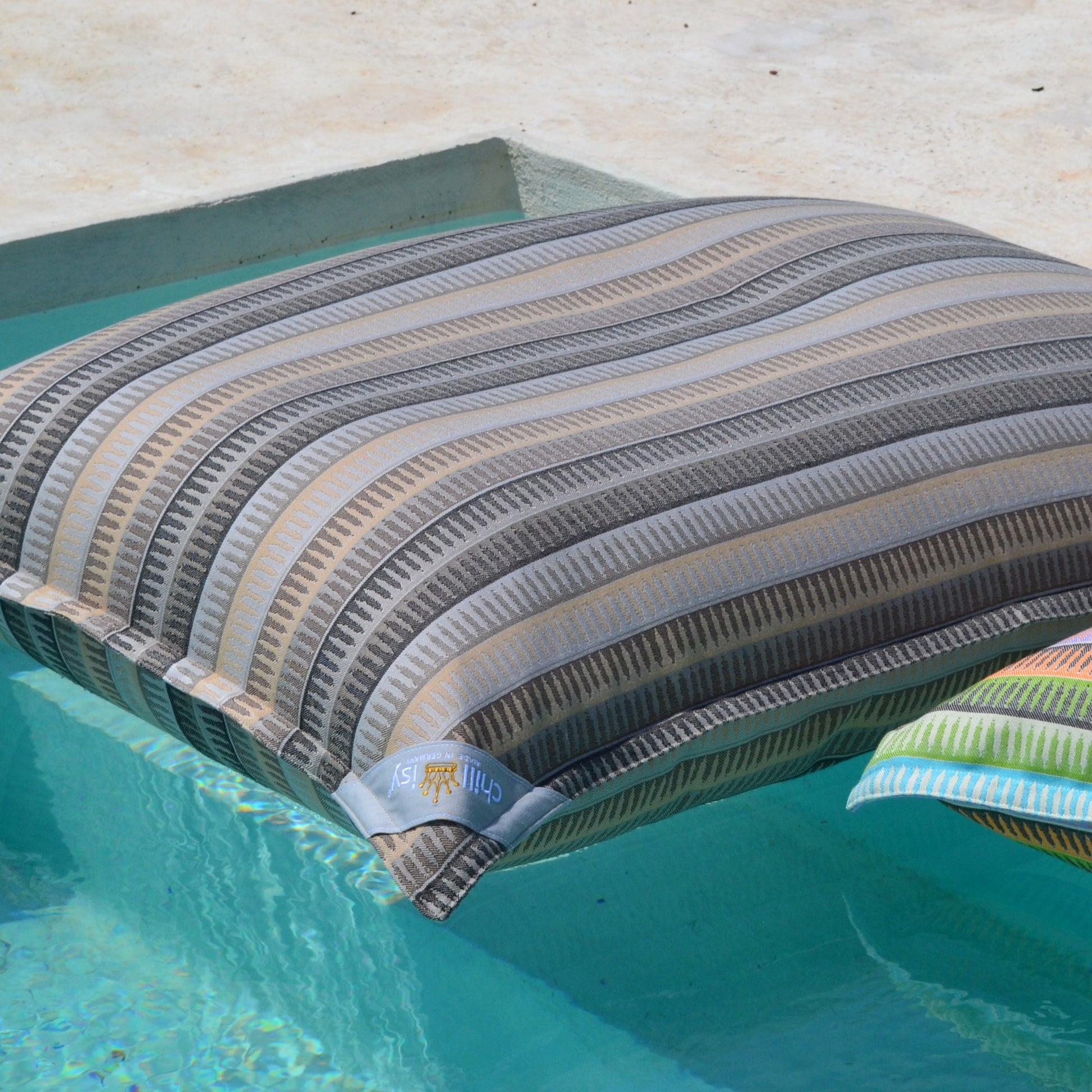 Pool Sitzsack Menorca von chillisy, Farben: Beige und Taupe Erdtöne.