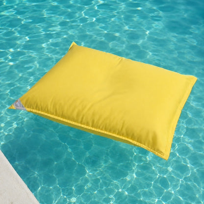 chillisy® Premium Poolkissen in Gelb auf kristallklarem Poolwasser – luxuriöses schwimmendes Outdoor-Kissen für Pool, Garten und Terrasse, genäht in Deutschland