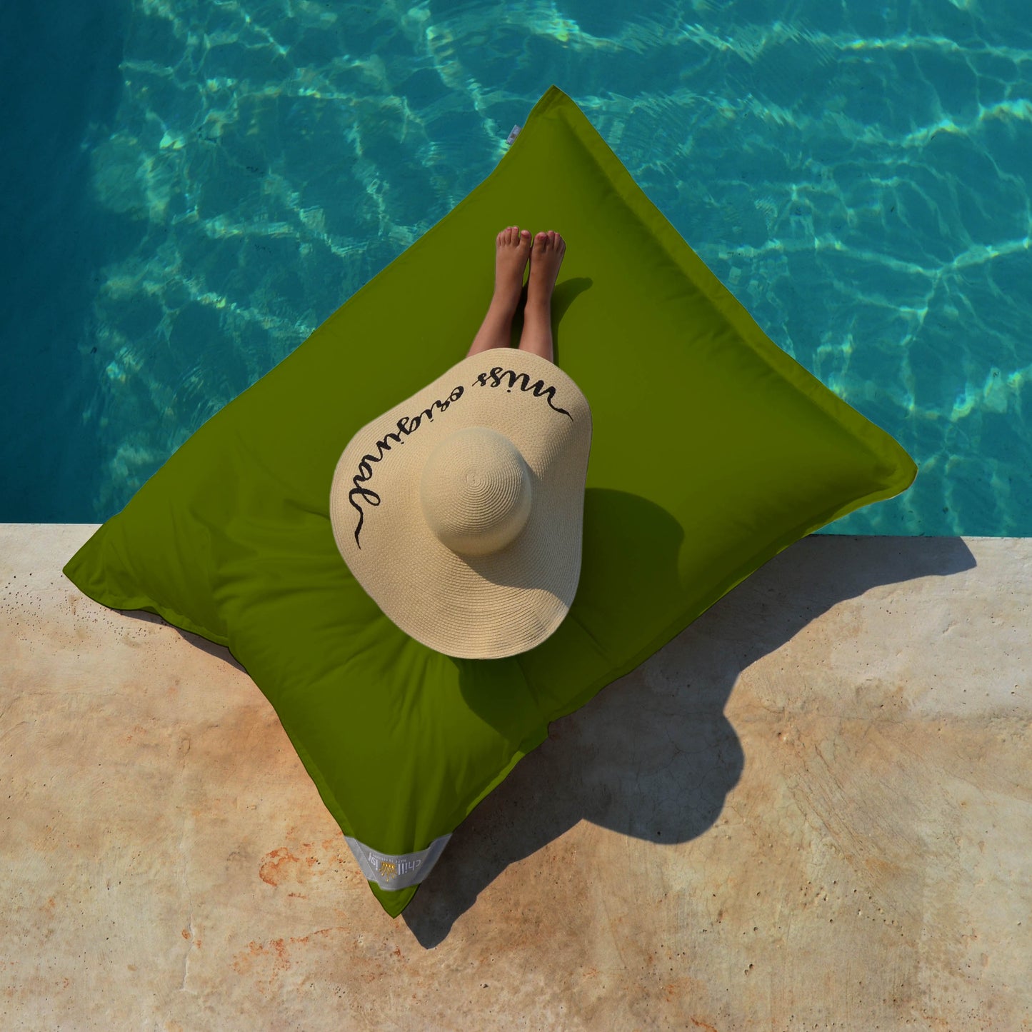 Pool Sitzsack Junior 130x100 cm Grün von chillisy hergestellt in Deutschland auf dem Pool, Wasser und an Land verwendbar. 