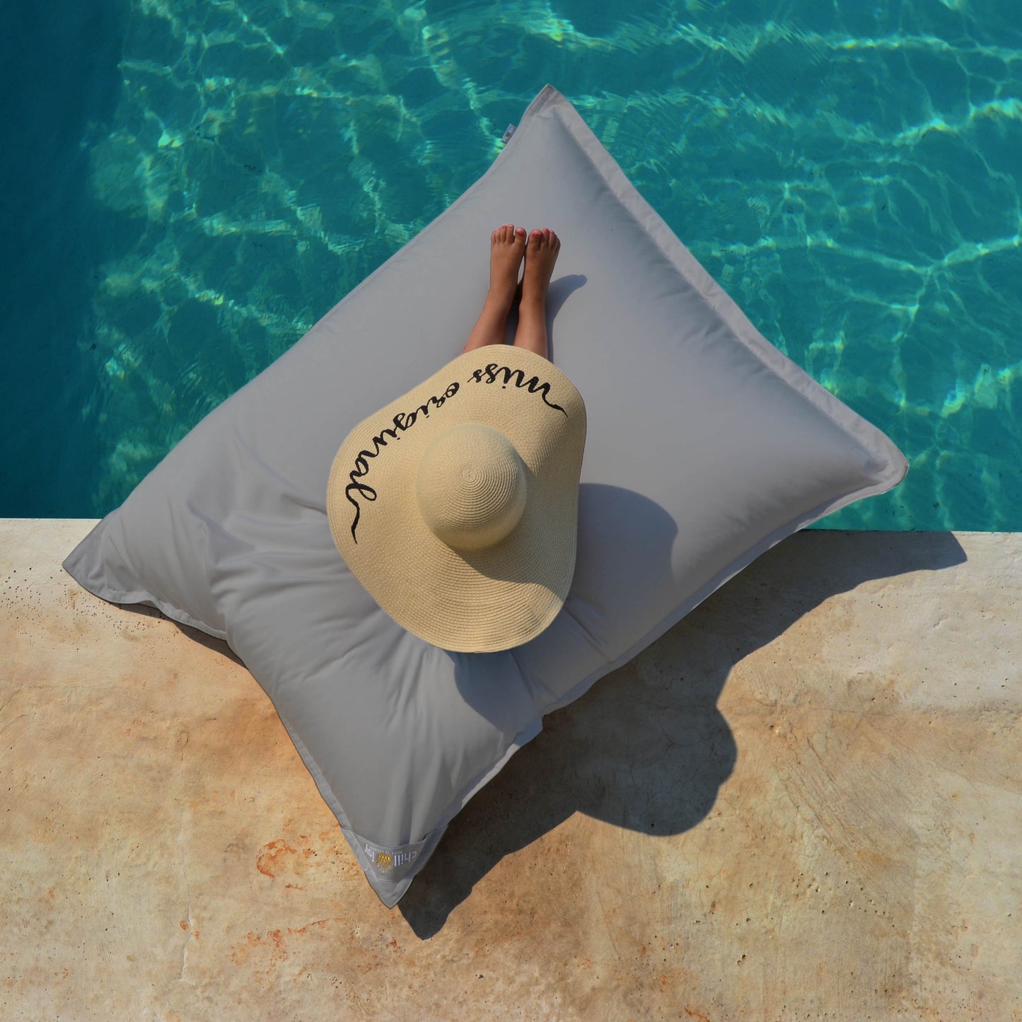 Pool Sitzsack Junior 130x100 cm Hellgrau von chillisy hergestellt in Deutschland auf dem Pool, Wasser und an Land verwendbar. 