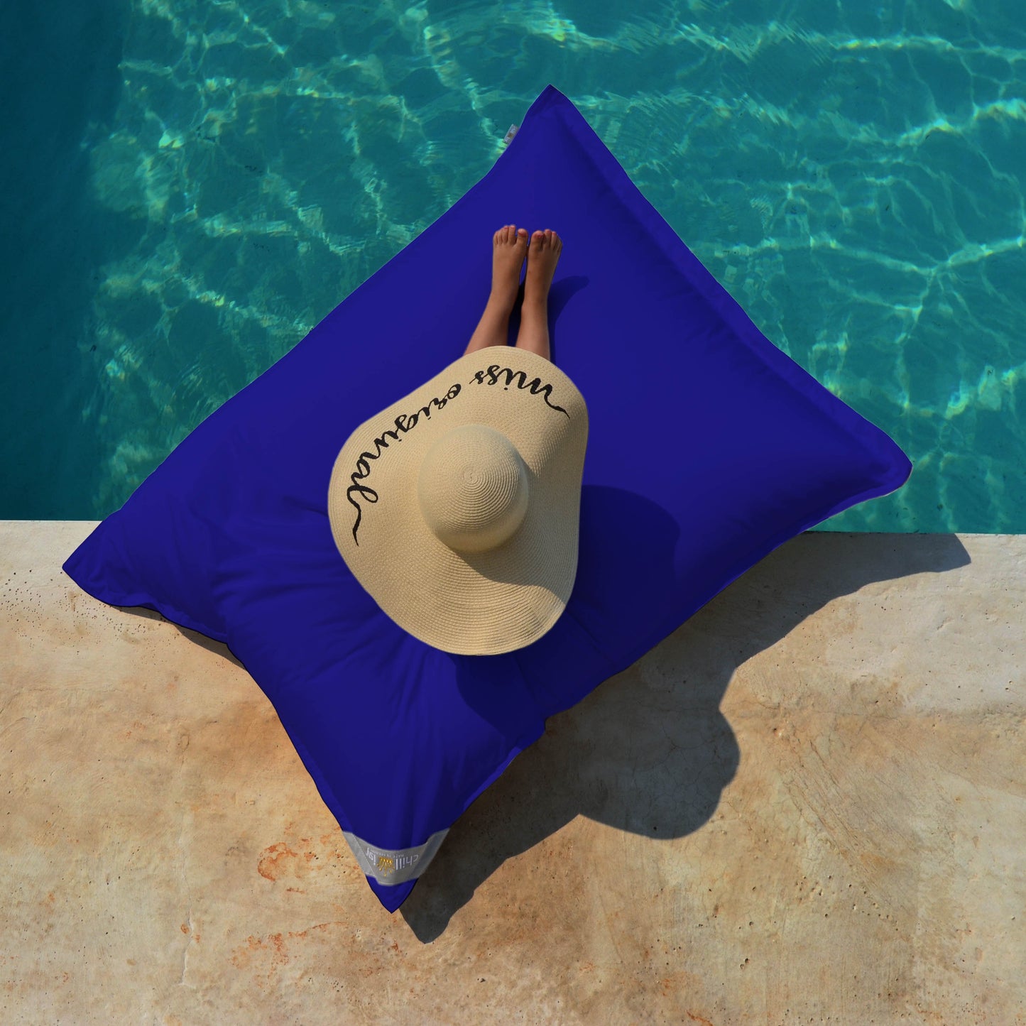 Pool Sitzsack Junior 130x100 cm Indigo Blau von chillisy hergestellt in Deutschland auf dem Pool, Wasser und an Land verwendbar. 