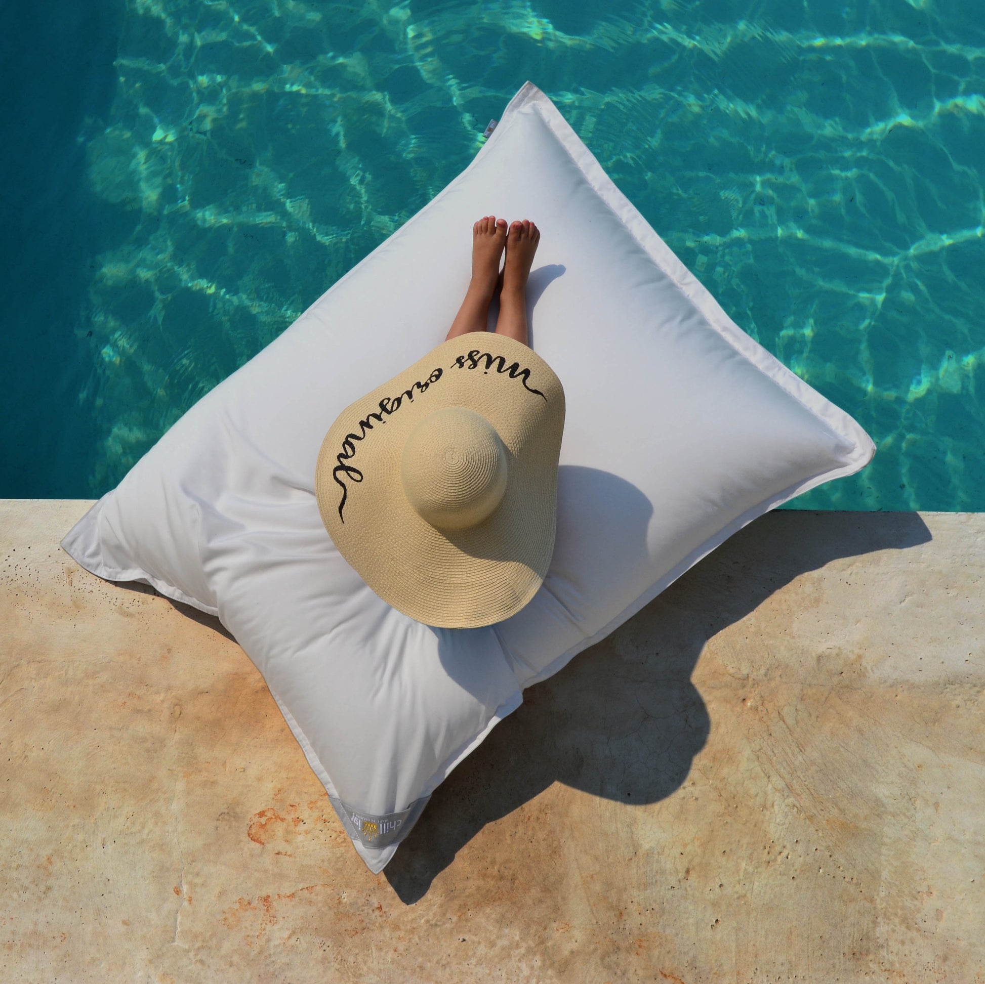 Pool Sitzsack Junior 130x100 cm Canvas von chillisy hergestellt in Deutschland auf dem Pool, Wasser und an Land verwendbar. 