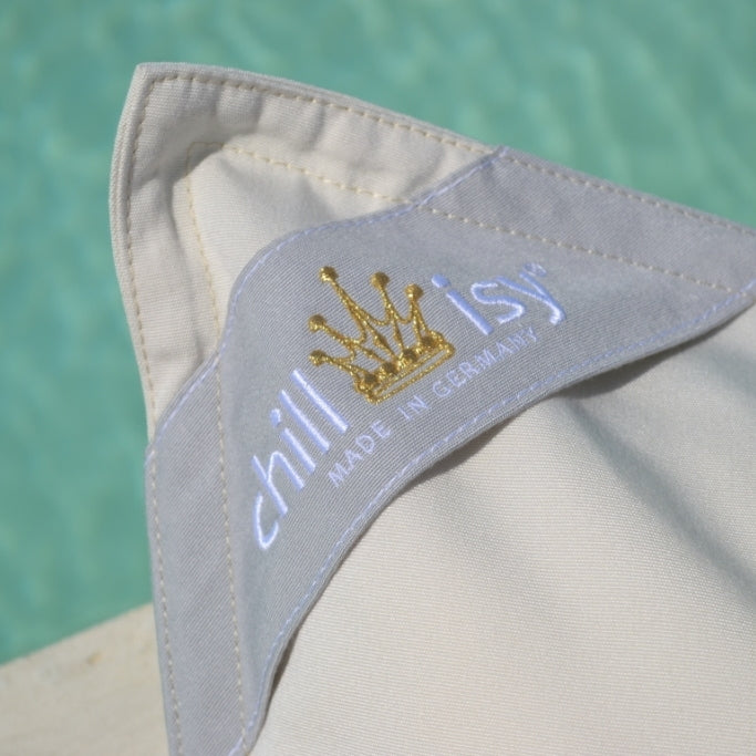 Pool Sitzsack Detail von chillisy gild das diagonale graue Label mitt eingestickten Logo als Markenzeichen der Poolkissen, made in Germany.