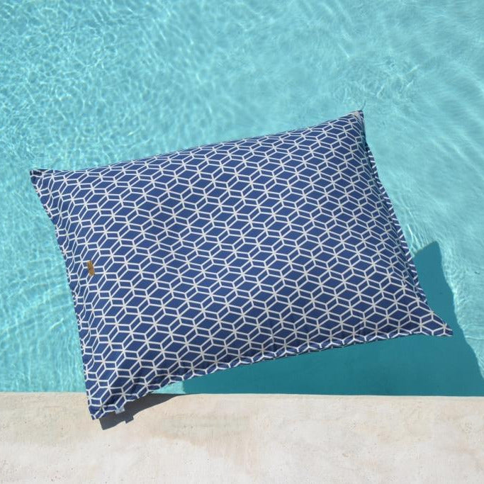 chillisy® Premium Poolkissen MAXI 190x130 cm in Blau mit geometrischem Muster schwimmend im Pool – wasserdichter Pool Sitzsack Made in Germany