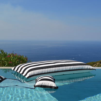 Pool Sitzsack SVETI STEFAN schwarz weiß gestreift für die Verwendung an Land und im Wasser von chillisy.