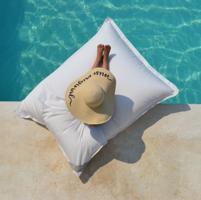 Pool Sitzsack Mallorca Junior, Farbe: Weiß, Größe: 130x100 cm, schwimmt auf dem Wasser . Sitzsack für das Wasser und an Land. Hergestellt von chillisy in Deutschland.