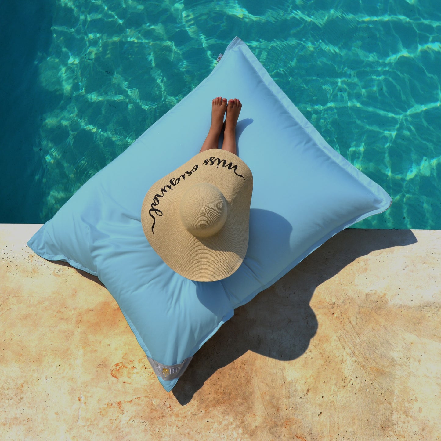 Pool Sitzsack Junior 130x100 cm Aqua Blau von chillisy hergestellt in Deutschland auf dem Pool, Wasser und an Land verwendbar. 