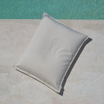 Pool Sitzsack  Mallorca Junior, Farbe: Weiß, Größe: 130x100 cm, schwimmt auf dem Wasser . Sitzsack für das Wasser und an Land. Hergestellt von chillisy in Deutschland.