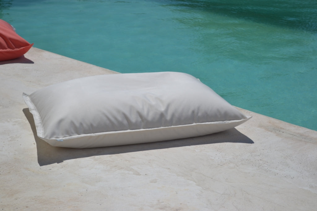 Pool Sitzsack  Mallorca, Farbe: Weiß, Größe: 160x120 cm, schwimmt auf dem Wasser . Sitzsack für das Wasser und an Land. Hergestellt von chillisy in Deutschland.