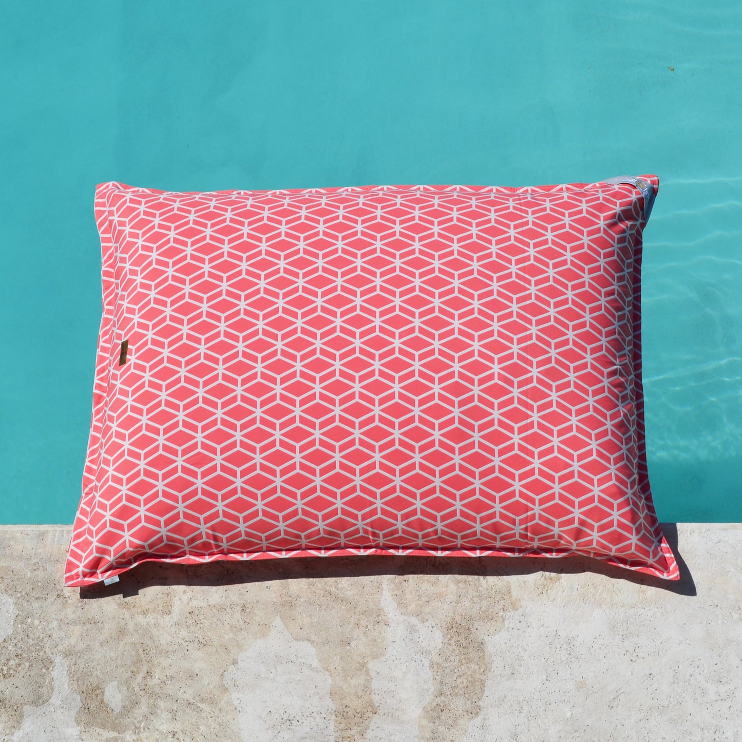 chillisy® Premium Poolkissen MAXI in Koralle mit geometrischem Muster schwimmend im Pool – wasserdichter Pool Sitzsack Made in Germany