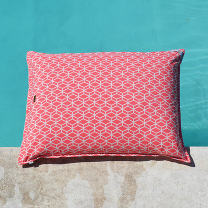 chillisy® Premium Poolkissen MAXI in Koralle mit geometrischem Muster schwimmend im Pool – wasserdichter Pool Sitzsack Made in Germany