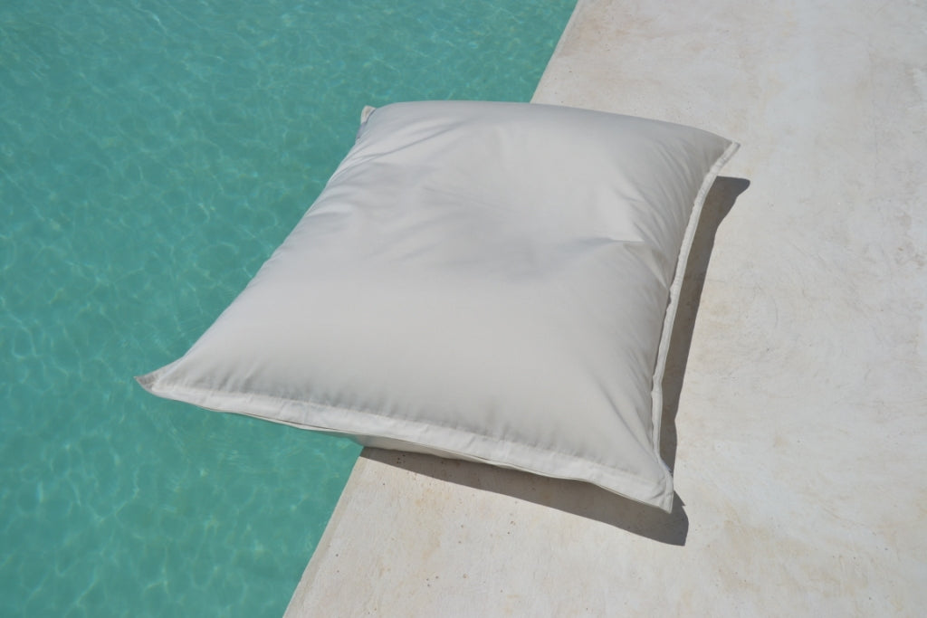 Pool Sitzsack  Mallorca, Farbe: Weiß, Größe: 160x120 cm, schwimmt auf dem Wasser . Sitzsack für das Wasser und an Land. Hergestellt von chillisy in Deutschland.