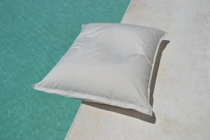 Pool Sitzsack  Mallorca Junior, Farbe: Weiß, Größe: 130x100 cm, schwimmt auf dem Wasser . Sitzsack für das Wasser und an Land. Hergestellt von chillisy in Deutschland.
