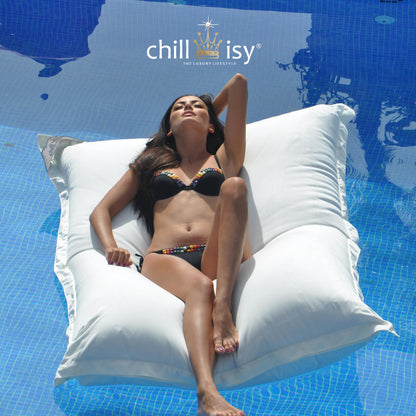 Wasserdichtes Poolkissen, Pool Sitzsack xin weiss von chillisy im Pool treibend mit Frau im schwarzen Bikini darauf liegend.  190x130 cm hergestellt in Deutschland. German Design Award 2019.