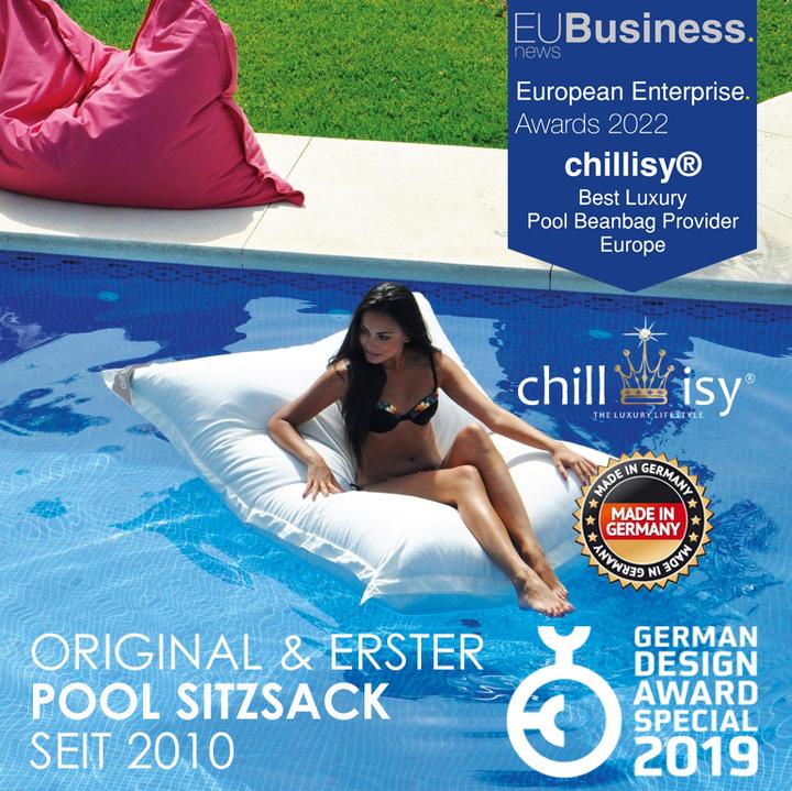 chillisy Premium Poolkissen mit Frau im Bikini darauf sitzend, im Pool treibend. Made in Germany, German Design Award, Best Luxury Pool Beanbag Provider Europe.
