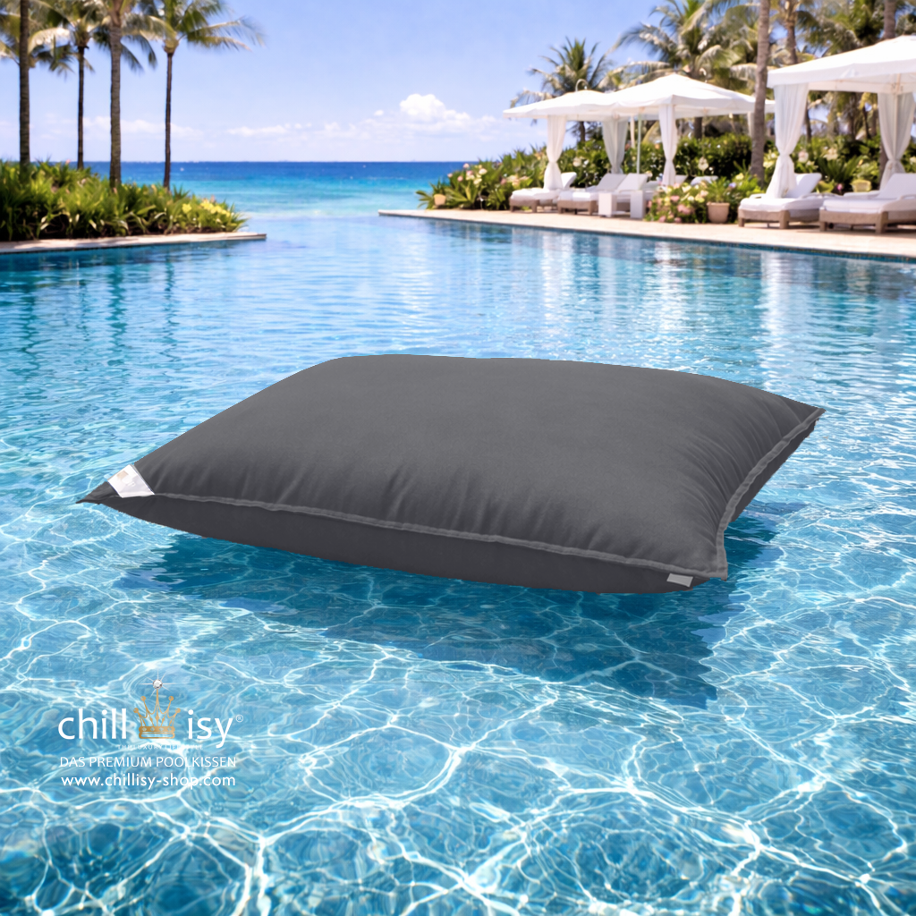 Premium Poolkissen Maxi 190x130 cm von chillisy in Anthrazit Dunkelgrau im Pool mit Meeranschluss treibend.