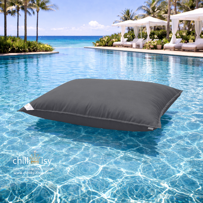 Premium Poolkissen Maxi 190x130 cm von chillisy in Anthrazit Dunkelgrau im Pool mit Meeranschluss treibend.