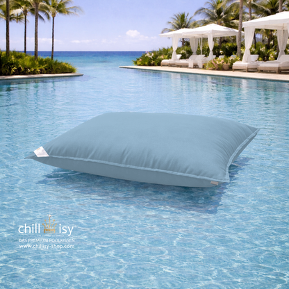 Premium Poolkissen Maxi 190x130 cm von chillisy in Aqua Blau im Pool mit Meeranschluss treibend.