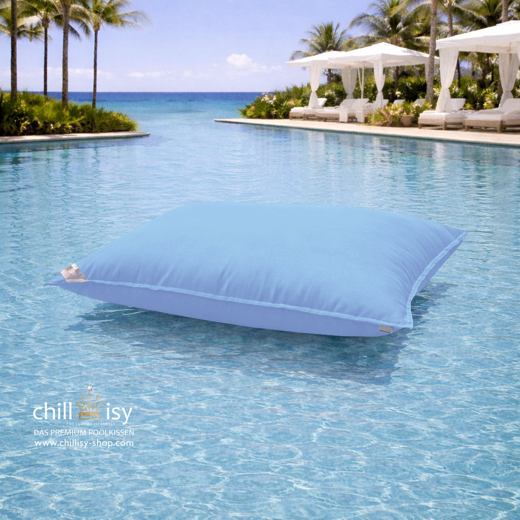 Premium Poolkissen Maxi 190x130 cm von chillisy in Hellblau im Pool mit Meeranschluss treibend.